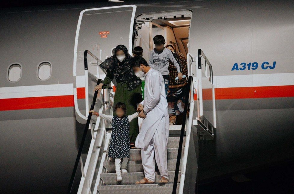 Třetí evakuační let z Afghánistánu přistál v Praze.