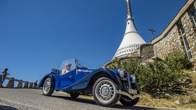 Popatnácté se v sobotu desítky autoveteránů a starých motocyklů vypravily na Ještěd.