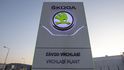 Logo automobilky Škoda Auto před vrchlabskou pobočkou společnosti, která koncem dubna obnovila výrobu  přerušenou kvůli koronaviru.