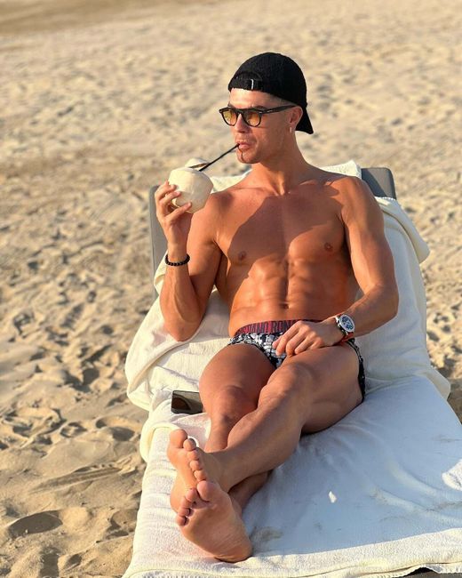 Cristiano Ronaldo si užívá pohody v Dubaji. Cristiano Ronaldo si užívá pohody v Dubaji.