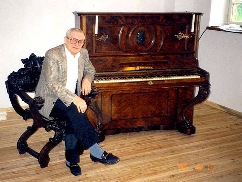 Archivní snímek Jiřího Suchého v Nostalgické myši v Šemanovicích na Kokořínsku u piana, na kterém v 50. letech skládal první hity.