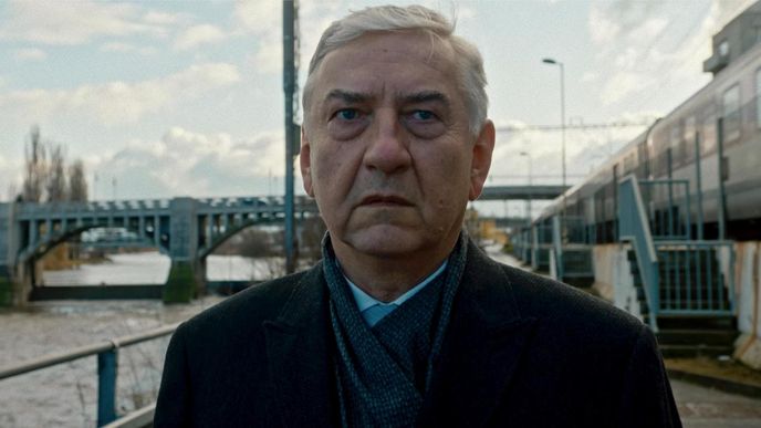 Miroslav Donutil se v silné roli ve filmu Atlas ptáků vrátil na plátna českých kin.
