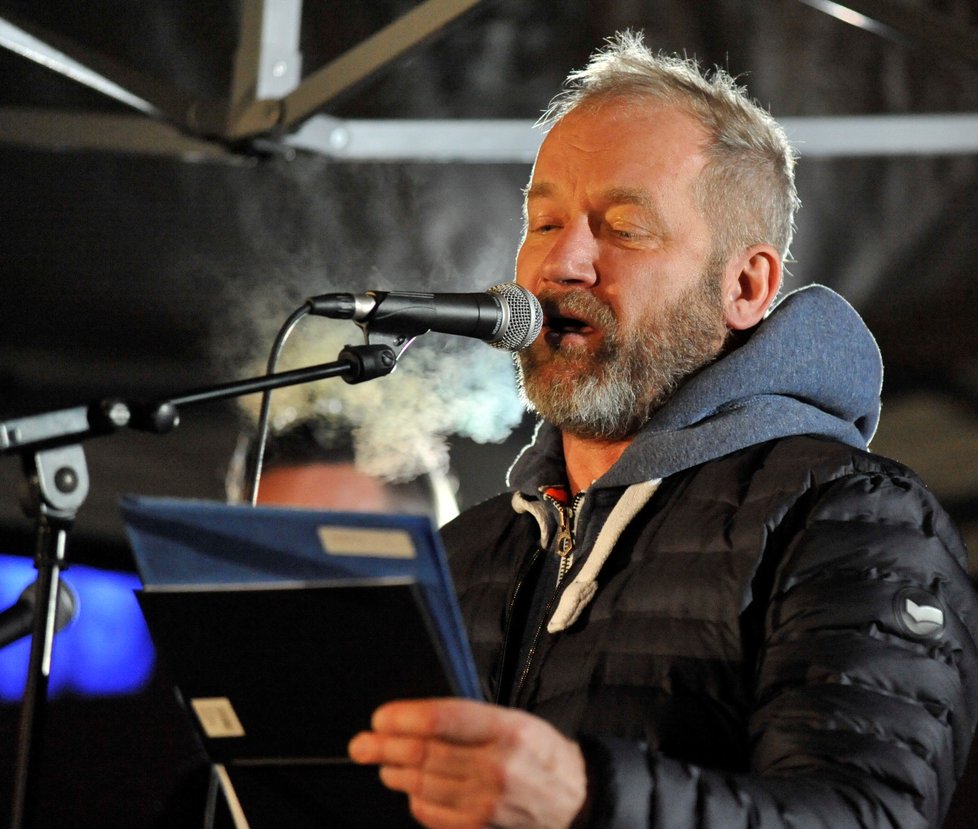 Muzikant David Koller vystoupil 17. listopadu na náměstí Svobody v Brně na vzpomínkové akci studentů ke Dni boje za svobodu a demokracii.
