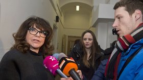 Terezie Kaslová v rozhovoru s médii. Soud jí dal za pravdu a nařídil prezidentovi omluvu. Mluvčí Hradu oznámil, že se prezident odvolá.