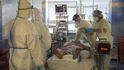Péče o pacienty na ARO v nemocnici v Novém městě na Moravě.