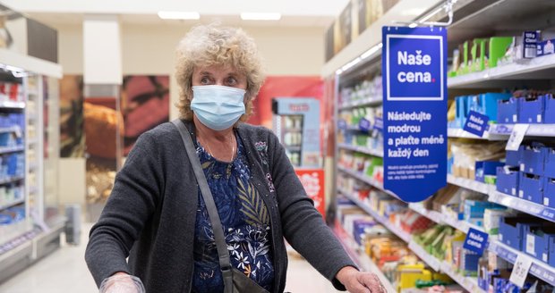 V obchodech už jen respirátory: Jak budou kontroly vypadat? Strážníci čekají na přesné znění nařízení