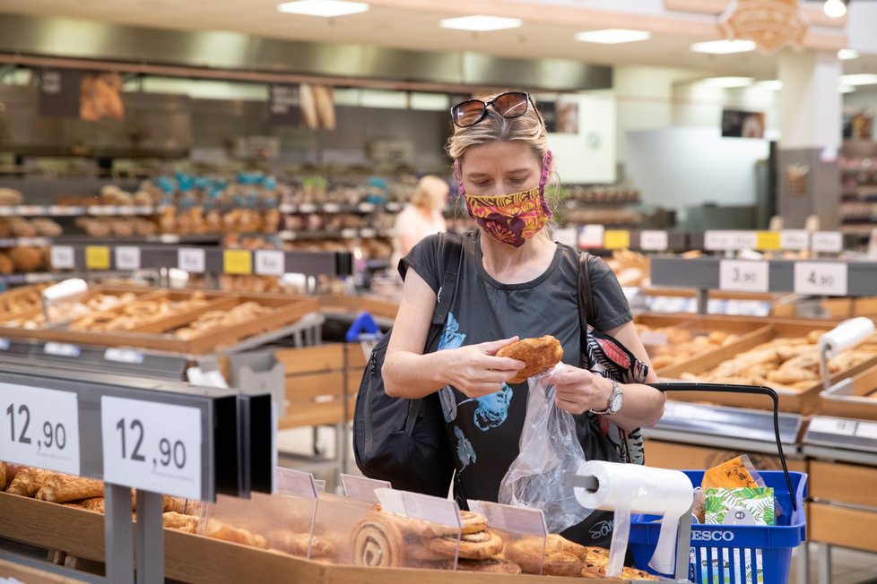 Do Česka se vrátily povinné roušky. Nasadili je i zákazníci hypermarketu v pražských Letňanech.