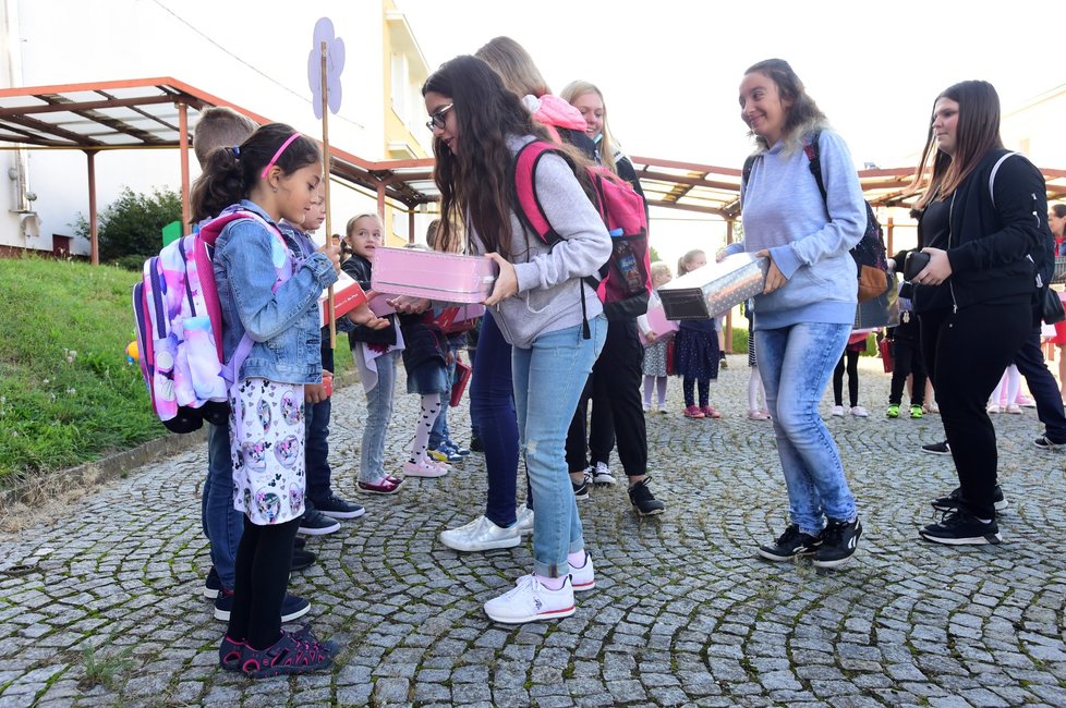 Zahájení nového školního roku v základní škole v Horní Moštěnici na Přerovsku, odložené kvůli pozitivním testům na covid-19 v pedagogickém sboru, se uskutečnilo 9. září 2020. Malí školáci dostali od obce nové tablety.