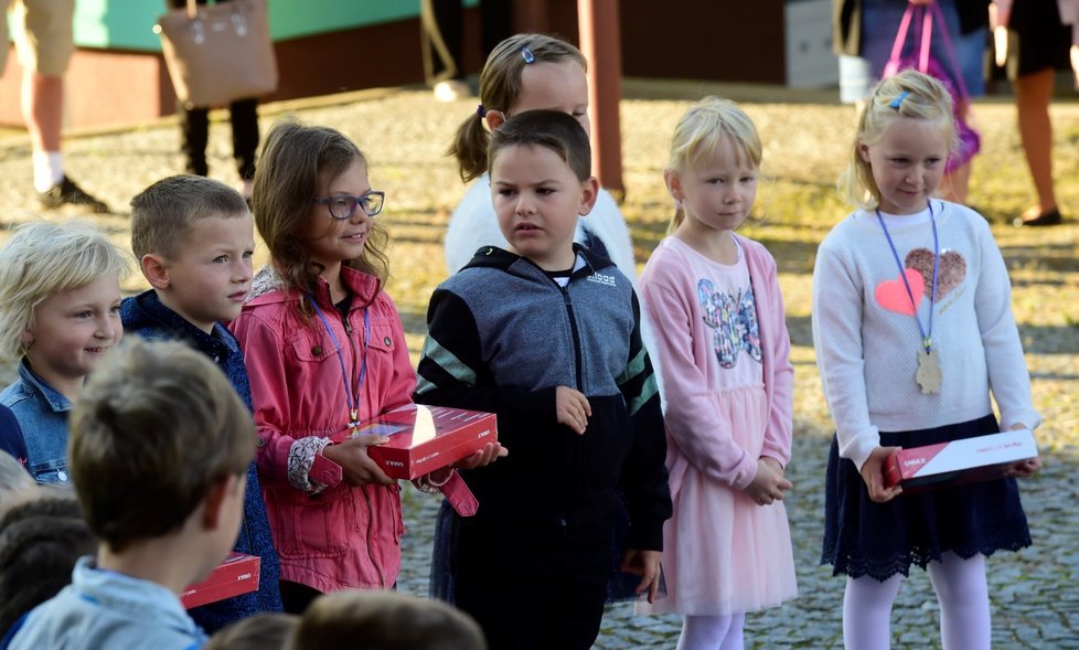 Zahájení nového školního roku v základní škole v Horní Moštěnici na Přerovsku, odložené kvůli pozitivním testům na covid-19 v pedagogickém sboru, se uskutečnilo 9. září 2020. Malí školáci dostali od obce nové tablety.