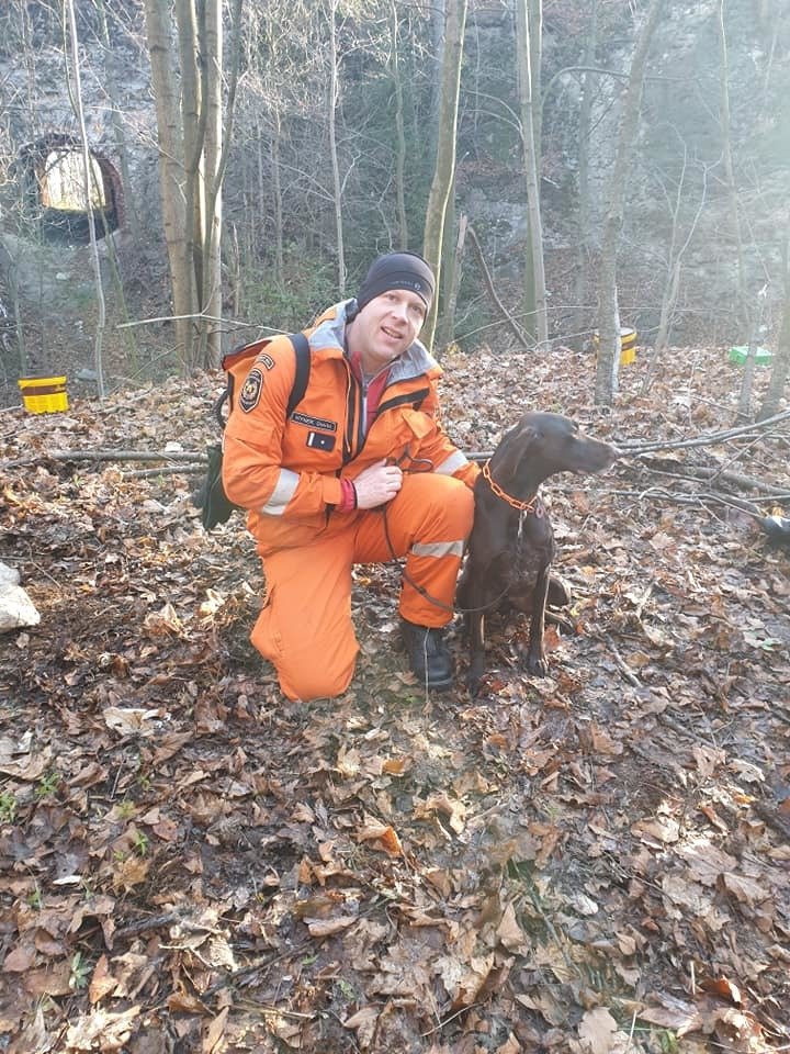 Do Bejrútu míří i kynolog HZS Pardubického kraje David Hynek se svým psem Darrenem.