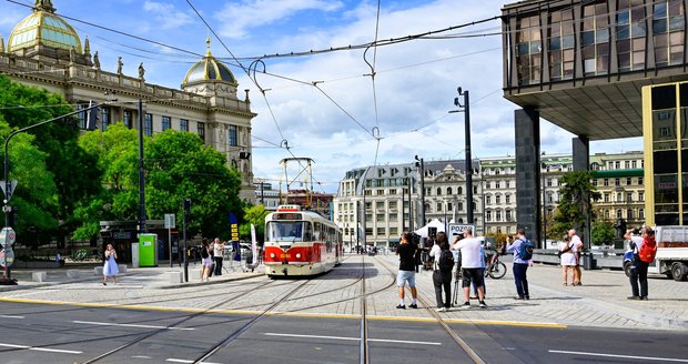 Nová tramvajová trať u Muzea se otevírá! Pod kolejemi stavaři objevili tajný sklep