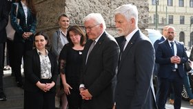 Prezidenti Frank-Walter Steinmeier a Petr Pavel uctili u filozofické fakulty památku obětí střelby.