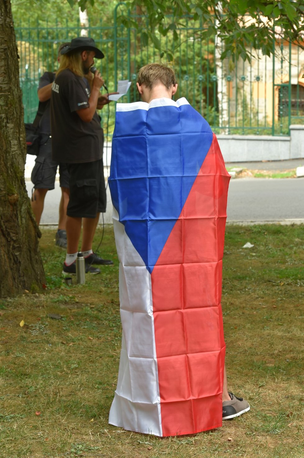 Centrem Karlových Varů ke generálnímu konzulátu Ruské federace (v pozadí) prošel 21. srpna 2018 pochod k 50. výročí okupace Československa vojsky Varšavské smlouvy