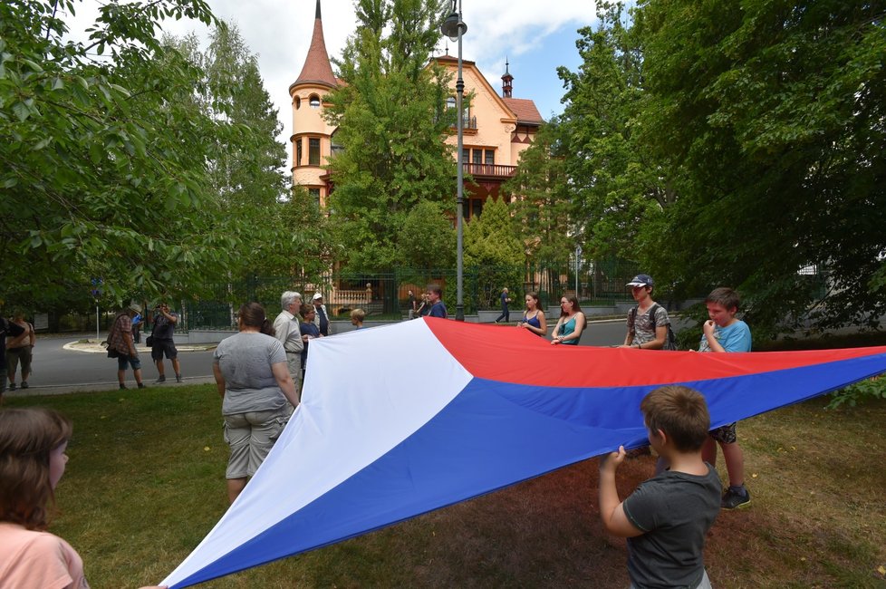 Centrem Karlových Varů ke generálnímu konzulátu Ruské federace (v pozadí) prošel 21. srpna 2018 pochod k 50. výročí okupace Československa vojsky Varšavské smlouvy