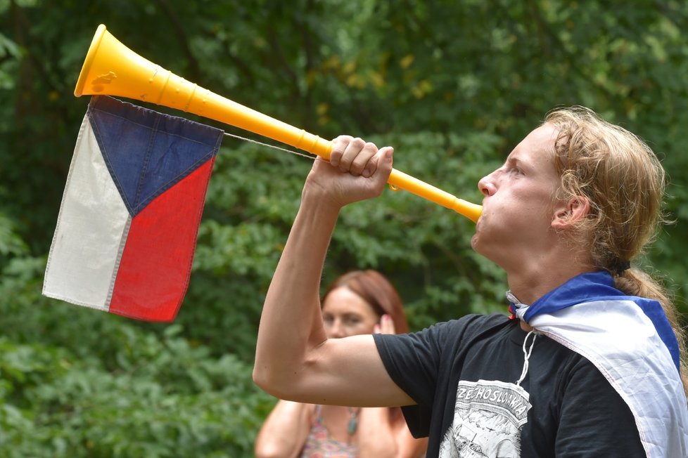 Centrem Karlových Varů ke generálnímu konzulátu Ruské federace (v pozadí) prošel 21. srpna 2018 pochod k 50. výročí okupace Československa vojsky Varšavské smlouvy