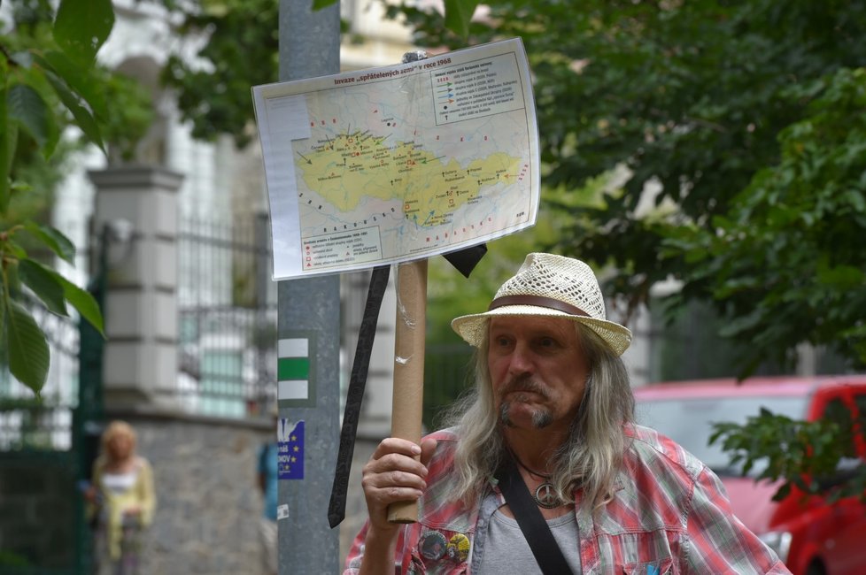 Centrem Karlových Varů ke generálnímu konzulátu Ruské federace (v pozadí) prošel 21. srpna 2018 pochod k 50. výročí okupace Československa vojsky Varšavské smlouvy