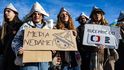 Studenti ČVUT protestovali proti změně financování ČT a ČRo. Před fakultou se sešli v symbolickém čase Studenti ČVUT protestovali proti změně financování ČT a ČRo. Před fakultou se sešli v symbolickém čase