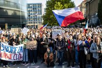 Přes tisíc studentů ČVUT protestovali proti změně financování ČT a ČRo. Před fakultou se sešli v symbolickém čase