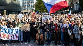 Studenti ČVUT protestovali proti změně financování ČT a ČRo. Před fakultou se sešli v symbolickém čase.