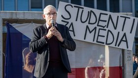 Studenti ČVUT protestovali proti změně financování ČT a ČRo. Před fakultou se sešli v symbolickém čase.