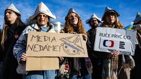 Studenti ČVUT protestovali proti změně financování ČT a ČRo. Před fakultou se sešli v symbolickém čase.
