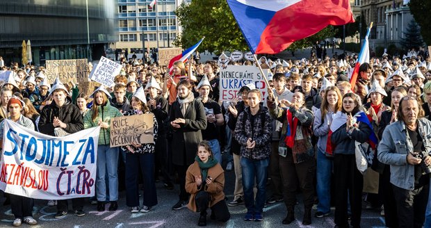 Studenti ČVUT protestovali proti změně financování ČT a ČRo. Před fakultou se sešli v symbolickém čase