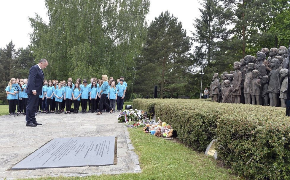 Slovenský prezident Andrej Kiska uctil památku obětí vypálených Lidic