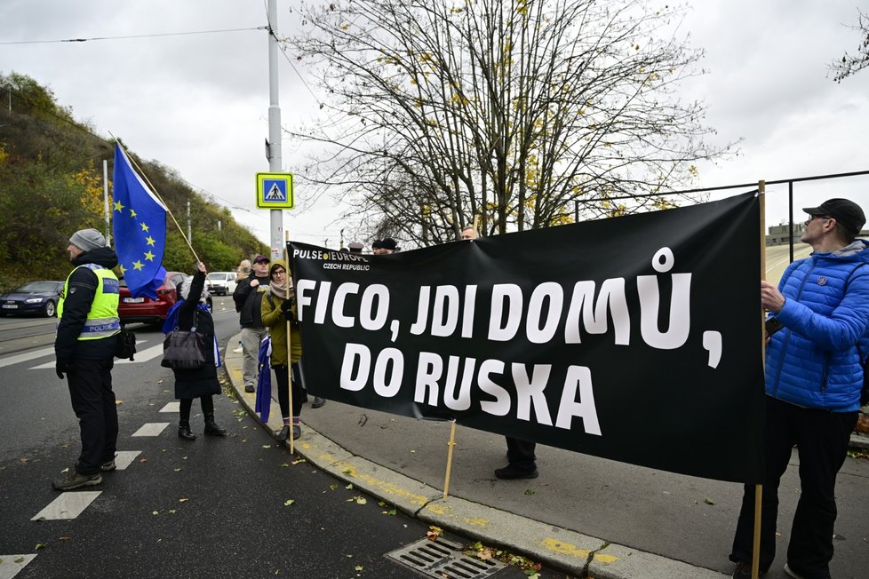 Odpůrci slovenského premiéra Roberta Fica před úřadem vlády. (24.11.2023)