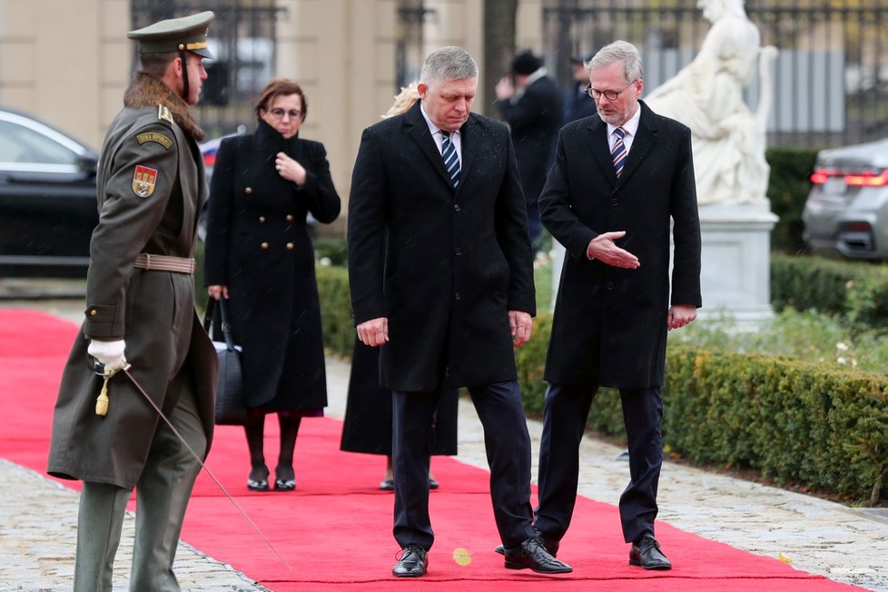 Premiér Petr Fiala přivítal na úřadu vlády slovenského premiér Roberta Fica. (24.11.2023)