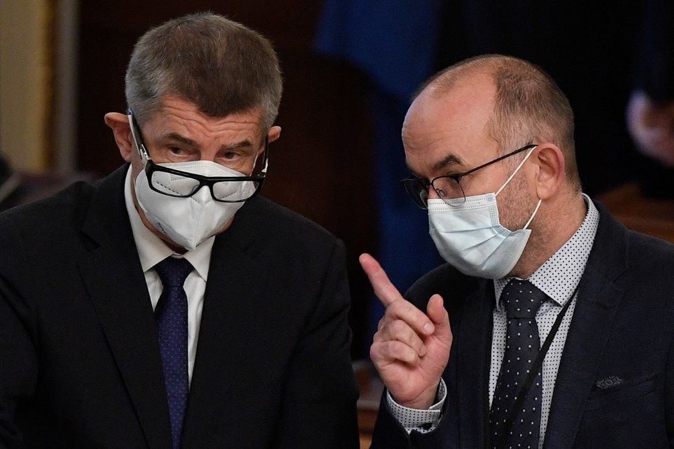 Schůze Poslanecké sněmovny, 30. října 2020 v Praze. Na snímku jsou premiér Andrej Babiš (vlevo) a nový ministr zdravotnictví Jan Blatný.