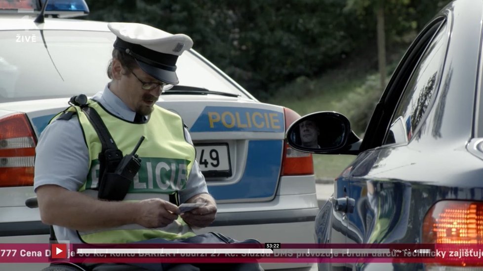 Řidiče Dominika E. (60) poté, co ho na ulici zkontrolovali do policejních uniforem převlečení herci Čtvrtníček s Potměšilem, postihla zástava srdce!