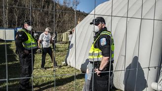 OBRAZEM: Praha zřídila karanténu pro lidi bez domova i násilníky ve stanovém městečku