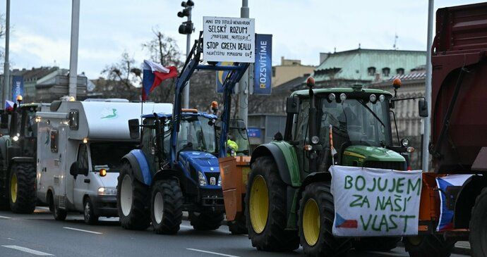 Protest zemědělců ŽIVĚ: Stovky traktorů v centru Prahy. První přestupky a polní kuchyně