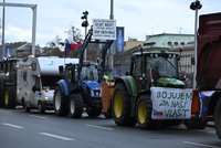 Velký protest zemědělců ŽIVĚ: Prahou se valí stovky traktorů. První přestupky a nehody, hrozí kolaps