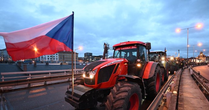 ONLINE: Traktory se valí do Prahy! Zemědělci se brzy ráno začali sjíždět do hlavního města