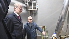 Premiér Petr Fiala a ministr zemědělství Marek Výborný se zemědělci v družstvu Pooslaví Nová Ves (27.11.2023)