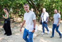 „Děkujeme jezulátku.“ Babiš se modlil za déšť. Proč sucha nehasí Motorista Červený?