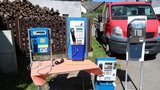 Smutný konec telefonních automatů v Česku: Poslední budka šla dnes k zemi
