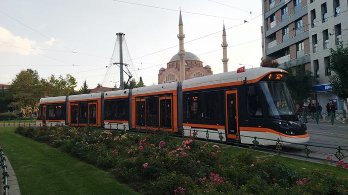 Nízkopodlažní tramvaj ze Škody Transportation v tureckém městě Eskişehir. Plně nízkopodlažní škodovácké tramvaje ForCity Classic vozí už šestým rokem i cestující v dalším tureckém městě Konya, kam Škoda Transportation dodala 60 tramvají a dvanáct tramvají s bateriovým pohonem.