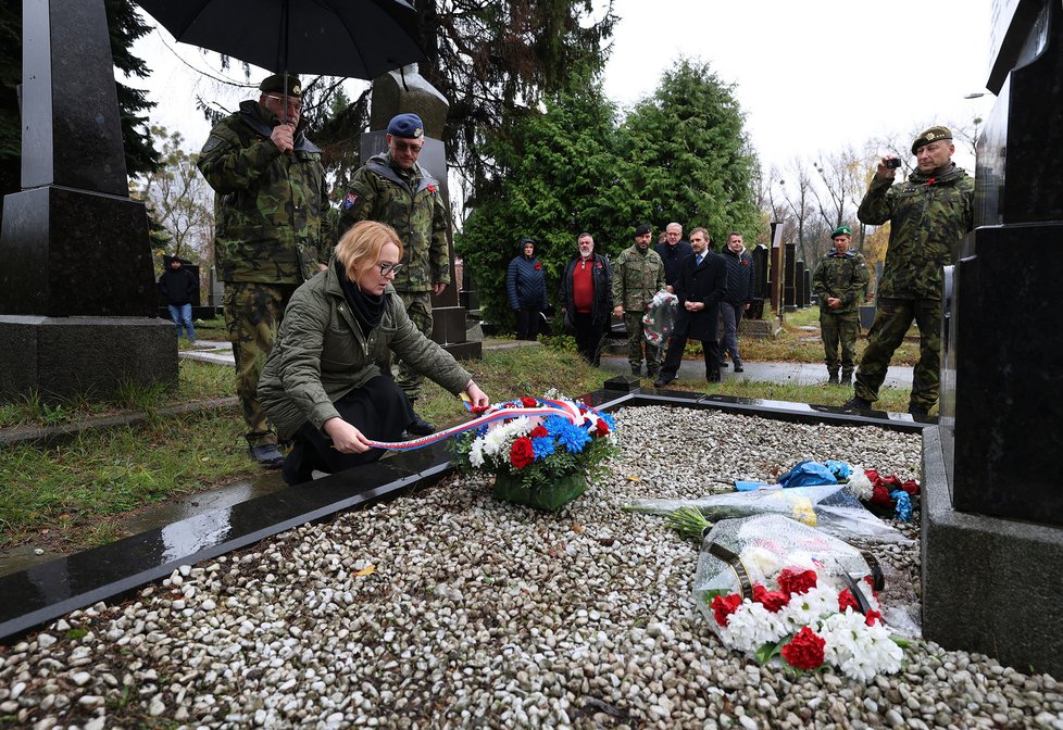 Česká ministryně obrany Jana Černochová o víkendu na Ukrajině uctila padlé československé vojáky, kteří se před 80 lety podíleli na osvobození Kyjeva.