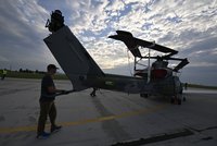 Do Česka dorazily nové vrtulníky z USA, nahradí ruské stroje. Techniku představí Fiala s Černochovou