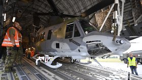 Vykládka prvního víceúčelového vrtulníku UH-1Y Venom a třetího vrtulníku Bell AH-1Z Viper z transportního letounu C-17 americké armády na 22. základně vrtulníkového letectva v Náměšti nad Oslavou