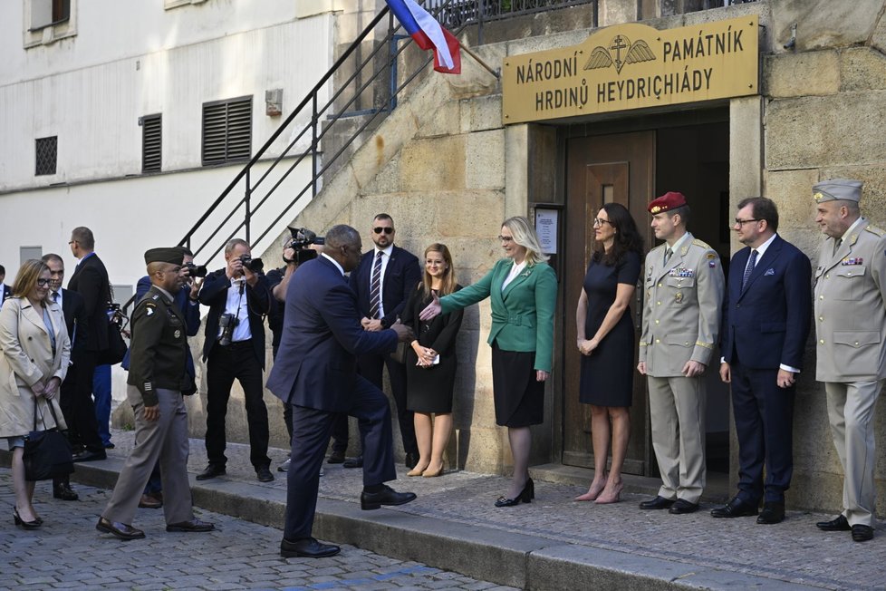 Americký ministr obrany Lloyd Austin uctil památku československých parašutistů, kteří uskutečnili atentát na zastupujícího říšského protektora Reinharda Heydricha. (9. 9. 2022)