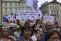 „Ruce pryč od médií!“ Na Staroměstském náměstí v Praze se demonstrovalo na podporu ČT a ČRo