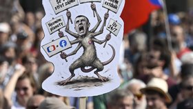 V centru Prahy na akci spolku Milion chvilek protestují lidé na podporu ČT a ČRo. (24.5.2026)