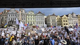 V centru Prahy na akci spolku Milion chvilek protestují lidé na podporu ČT a ČRo. (24.5.2026)