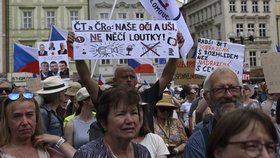 V centru Prahy na akci spolku Milion chvilek protestují lidé na podporu ČT a ČRo. (24.5.2026)