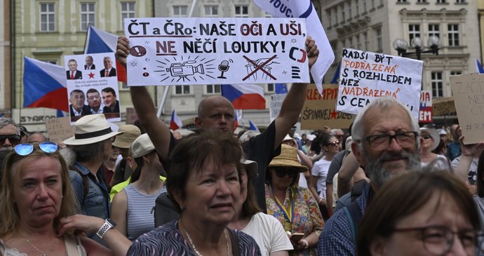 V centru Prahy na akci spolku Milion chvilek protestují lidé na podporu ČT a ČRo. (24.5.2026)