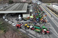 Další protest zemědělců: Tisíce traktorů po celém Česku, sedláci blokovali část hraničních přechodů