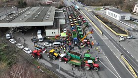 Další protest zemědělců: Tisíce traktorů po celém Česku, sedláci blokovali část hraničních přechodů